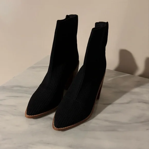 NWT Steven by Steve Madden Black Ribbed Ankle Boots - Picture 2 of 4